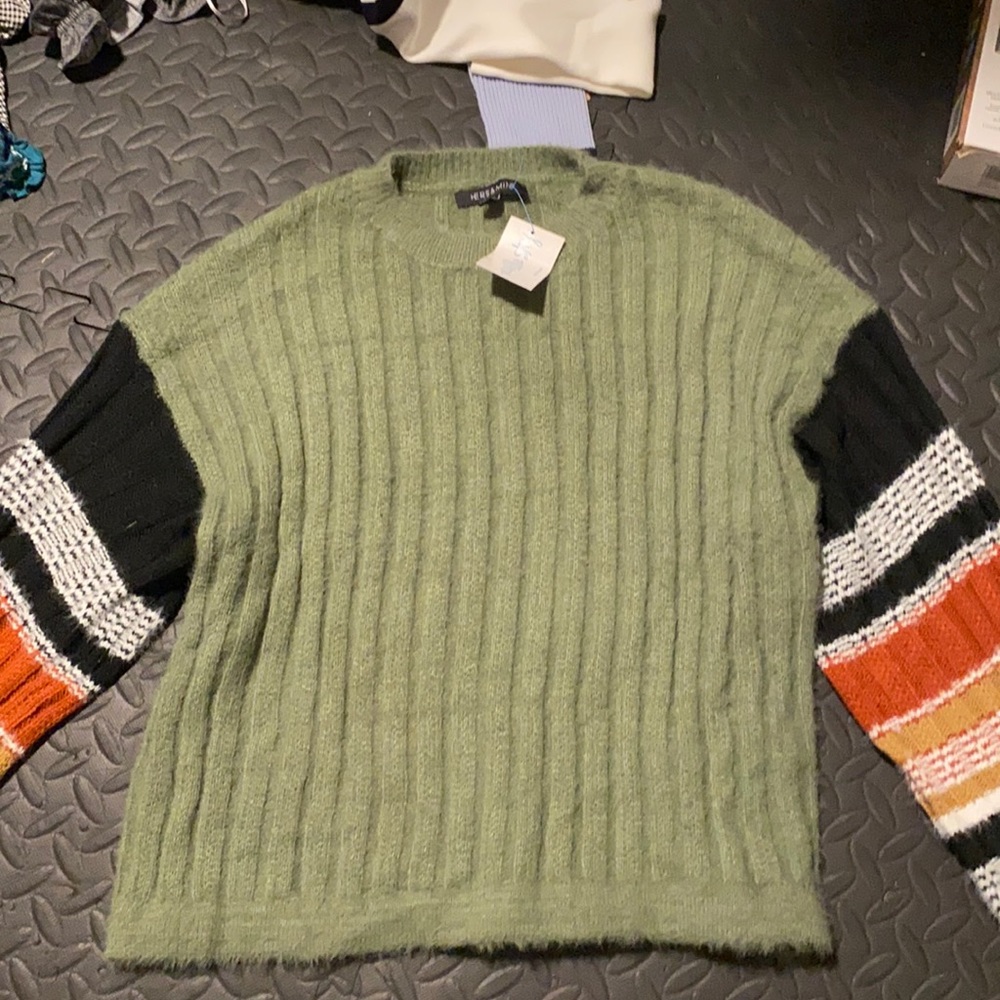 comfy sweater. Never worn. brand new